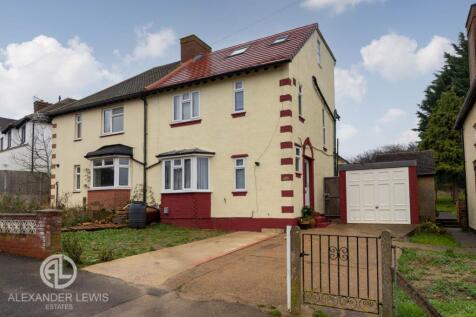 Sturgeons Way, Hitchin, SG4 0BN 6 bed semi