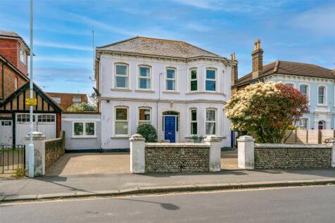6 bedroom link detached house for sale