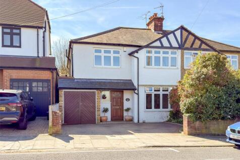 Salisbury Avenue, St. Albans... 4 bed semi