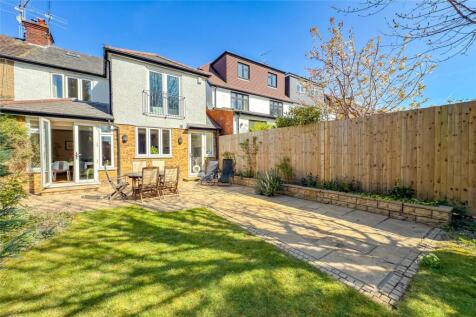 Salisbury Avenue, St. Albans... 4 bed semi