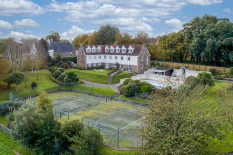 6 bedroom detached house for sale