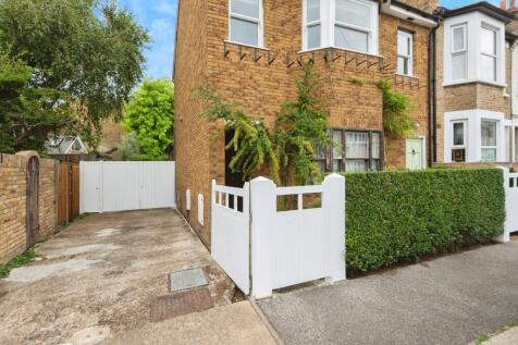 1 bedroom ground floor flat for sale