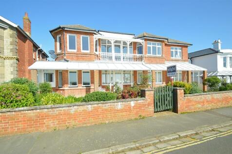 CASH BUYERS ONLY * LAKE 2 bed ground floor flat for sale