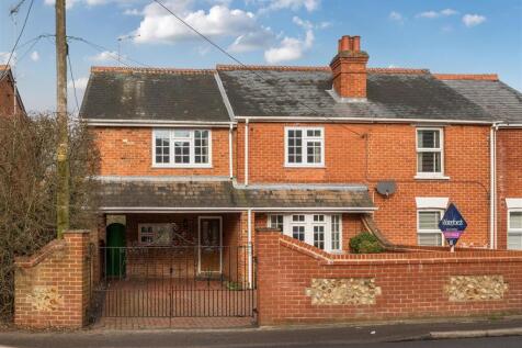 Darby Green Road, Camberley GU17 3 bed semi