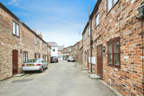 Turners Square, North Yorkshire YO8 8 bed property with land for sale
