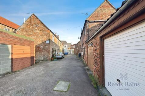 Turners Square, North Yorkshire YO8 8 bed property with land for sale