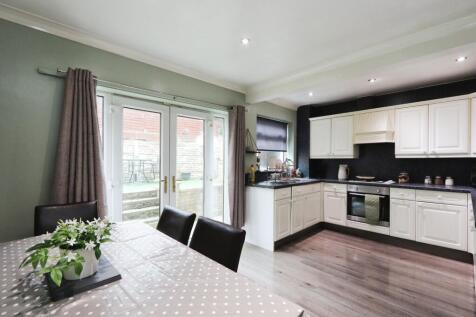Farm View Road, South Yorkshire S61 3 bed semi