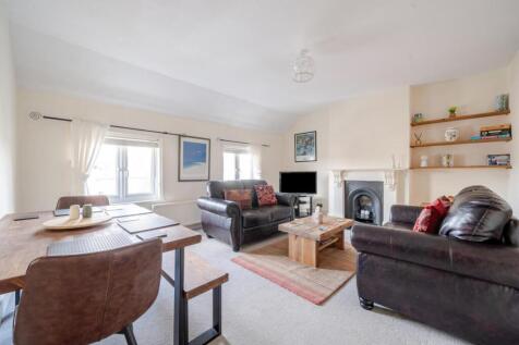 Cumberland Park, Acton, London, W3 2 bed flat for sale