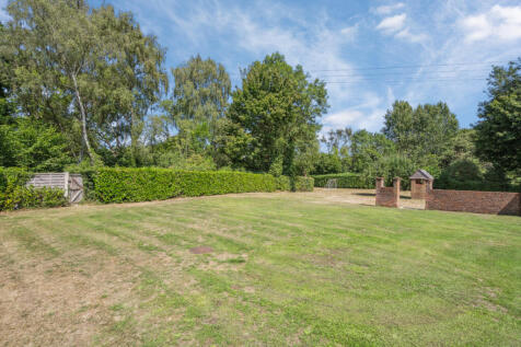 London Road, Bourne End, HP1 3 bed detached house for sale