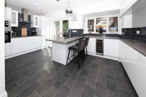 5 bedroom semi-detached house for sale