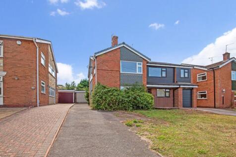 Common Road, Wombourne, WV5 3 bed semi