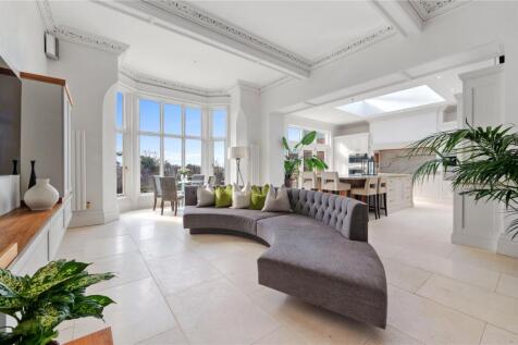 Clifton Drive, Lancashire FY8 5 bed detached house for sale