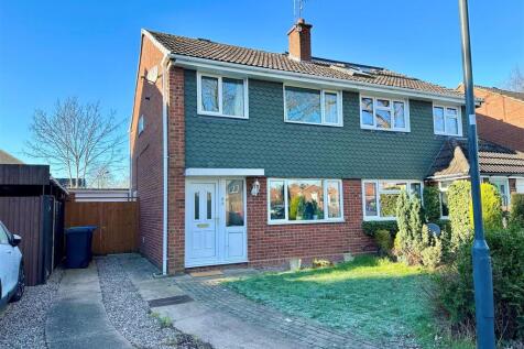 Fairwater Crescent, Alcester 3 bed semi