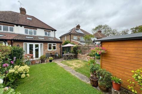 Manor Road, Barton Le Clay... 3 bed semi