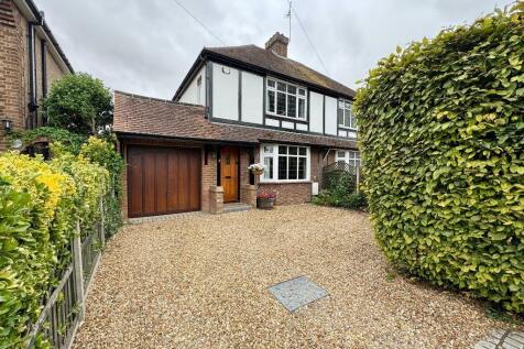Manor Road, Barton Le Clay... 3 bed semi
