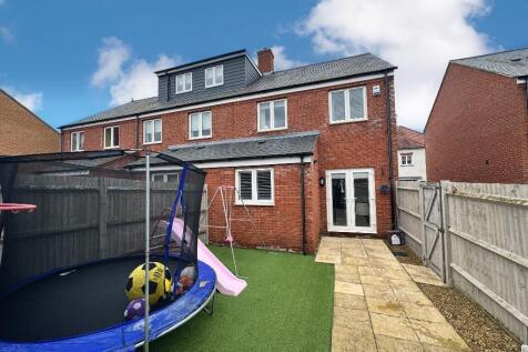 Alder Wynd, Silsoe, Bedfordshire... 3 bed end of terrace house for sale