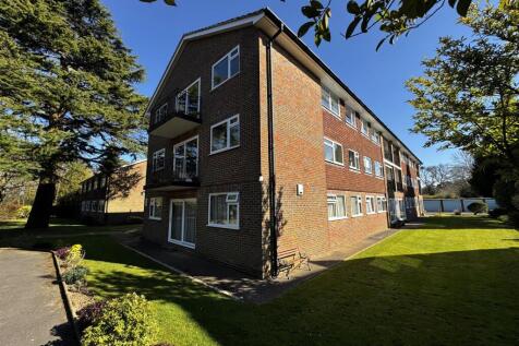 Station Approach, Tadworth 2 bed apartment for sale