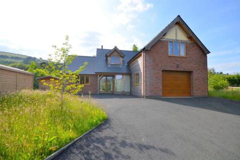 Llan 4 bed detached house for sale