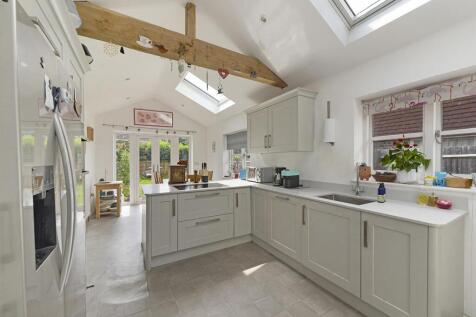 High Street, Pembury 4 bed end of terrace house for sale