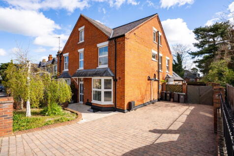 5 bedroom semi-detached house for sale