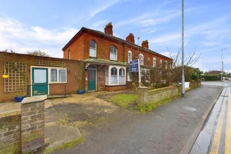 High Street, Mablethorpe LN12 3 bed end of terrace house for sale