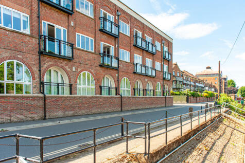 1 bedroom ground floor flat for sale