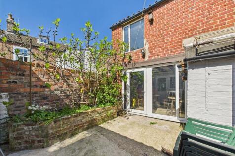 Adelphi Street, Driffield, YO25 6RF 2 bed end of terrace house for sale