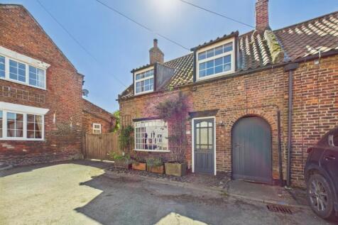 Main Street, North Frodingham, YO25 8JX 2 bed link detached house for sale