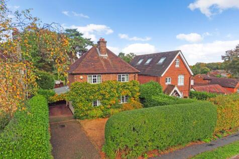 Clovelly Road, Hindhead, Surrey 3 bed detached house for sale