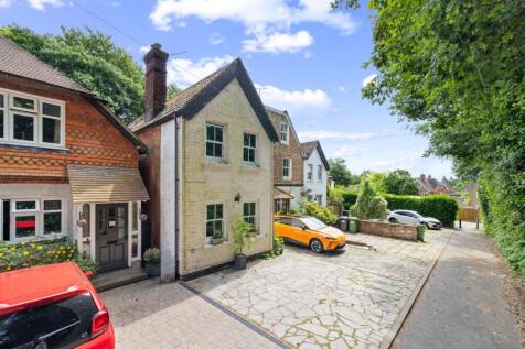 The Avenue, Grayshott, Hindhead... 3 bed semi