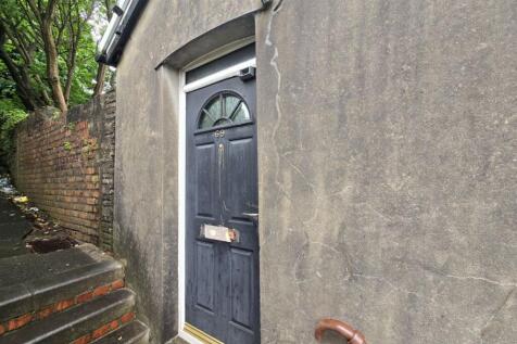 69 Llewellyn Street, Pontygwaith... 2 bed flat for sale