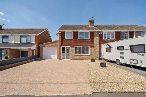 Arundel Road, Tewkesbury... 3 bed detached house for sale