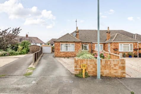 Huntsmans Close, Bishops Cleeve... 2 bed bungalow for sale