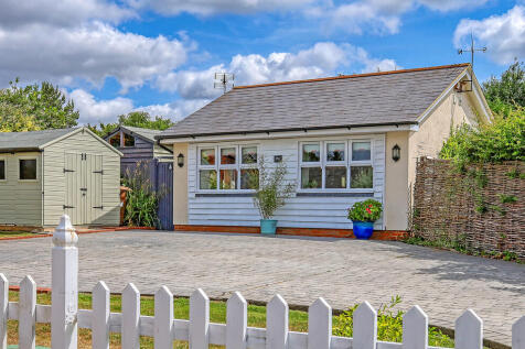 1 bedroom detached bungalow for sale