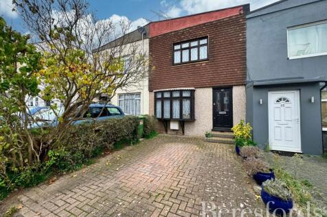 Benets Road, Hornchurch, RM11 2 bed terraced house for sale