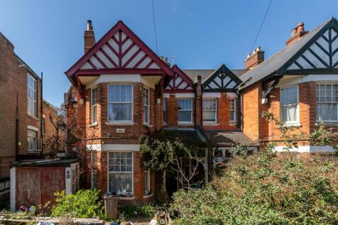 6 bedroom semi-detached house for sale