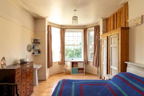 6 bedroom semi-detached house for sale