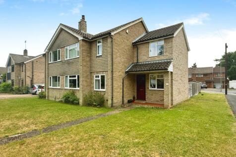 Albert Road, Farnborough, Hampshire 3 bed semi