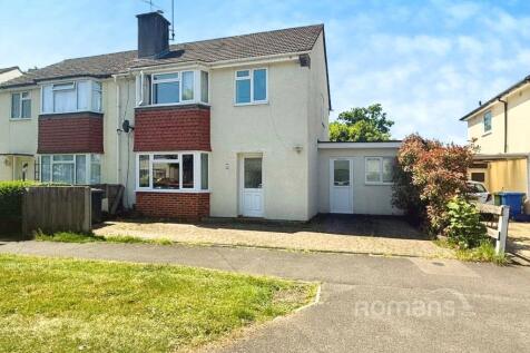 Meadow Road, Farnborough, Hampshire 3 bed semi