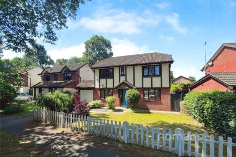 Woodlands Road, Farnborough, Hampshire 3 bed detached house for sale