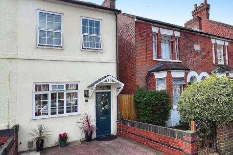 Cross Street, Farnborough, Hampshire 3 bed terraced house for sale