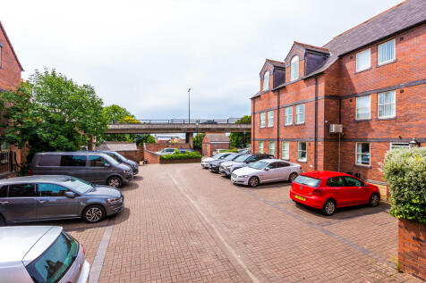 9 Hunters Walk 6 bed detached house for sale