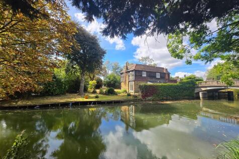 Riverside House, Roydon 3 bed detached house for sale