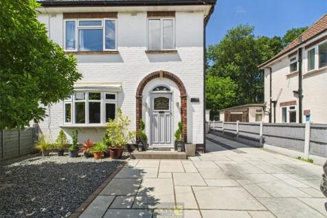 Orchard Avenue, Brentwood, Essex, CM13 3 bed semi