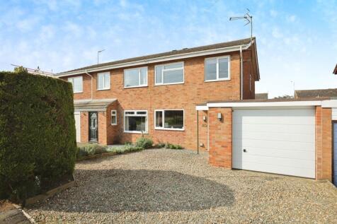3 bedroom semi-detached house for sale