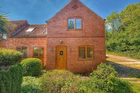 3 bedroom link detached house for sale