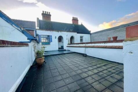 High Street, Christchurch BH23 2 bed flat for sale