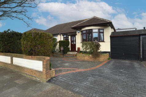 Fairfield Close, Hornchurch RM12 3 bed semi
