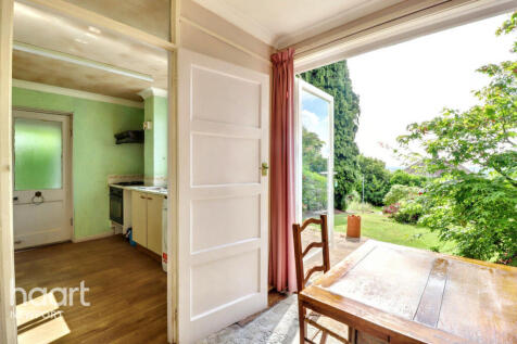 Stelvio Park Drive, Newport 3 bed semi
