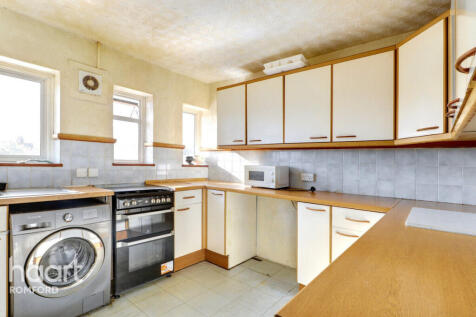 Park Lane, Hornchurch, RM11 1BD 2 bed maisonette for sale